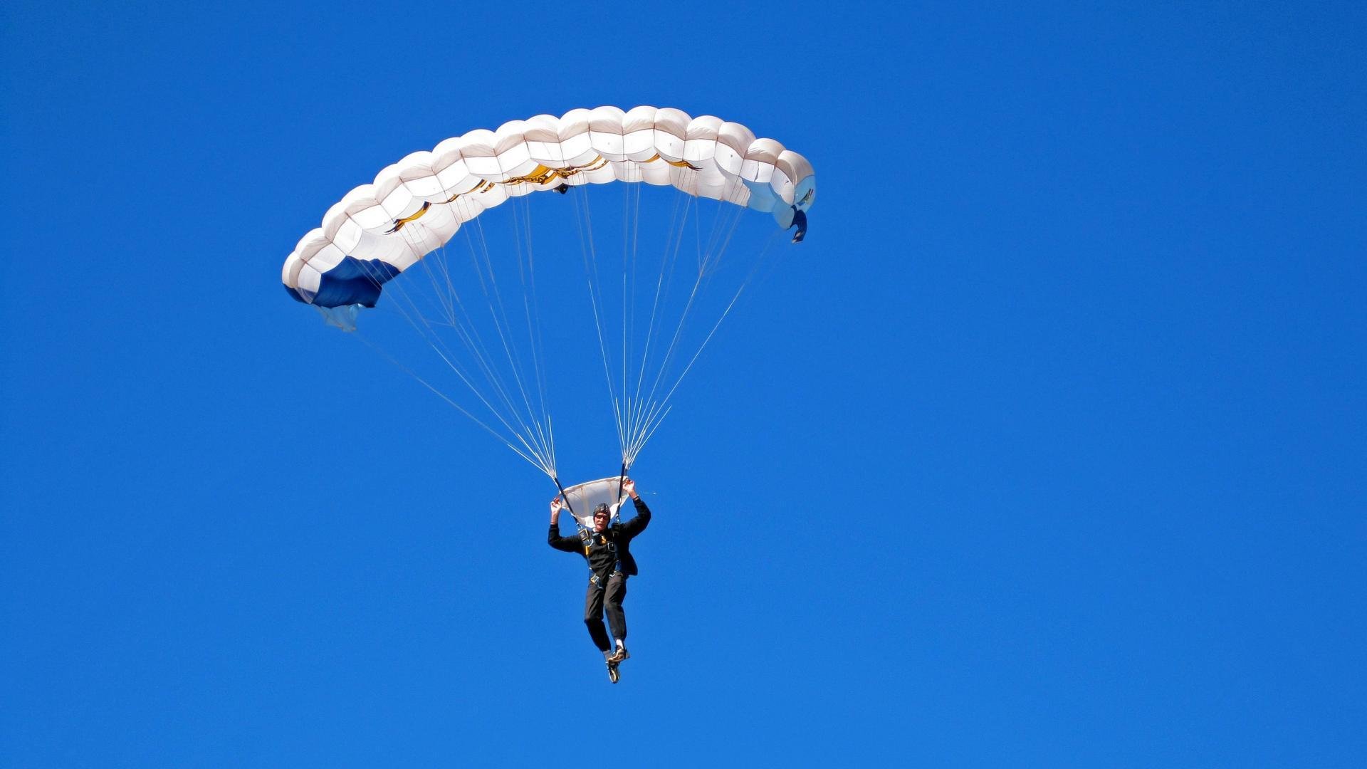 瑞安的防守站位精准,成为全黑队防线的重要一环,瑞安市足球比赛